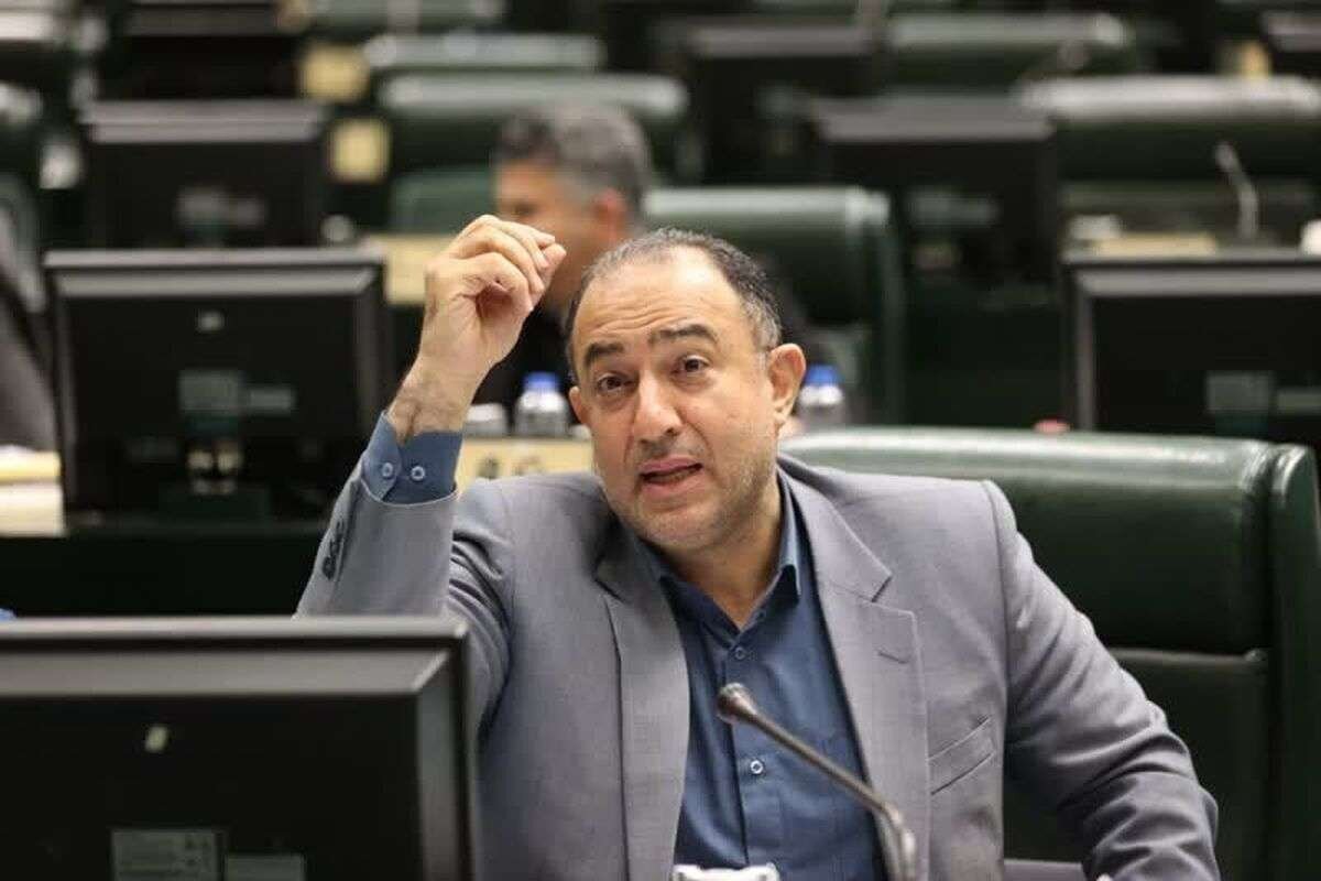 دولت مکلف به پیگیری افزایش حقوق کارمندان و فراخوانی شورای عالی کار برای ترمیم دستمزد کارگران است