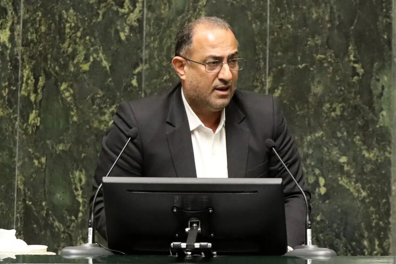 دولت مکلف به پیگیری افزایش حقوق کارمندان و فراخوانی شورای عالی کار برای ترمیم دستمزد کارگران است
